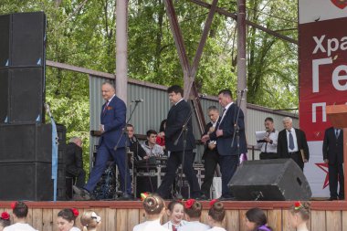 Taraclia, Moldova, 6 Mayıs 2017. Moldova Cumhuriyeti Igor Dodon ve liderlik Taraclia şehrin başkanı. Gün şehir ve St. George Kilisesi Schubertiade kutluyor.