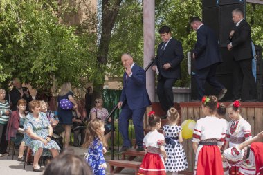 Taraclia, Moldova, 6 Mayıs 2017. Moldova Cumhuriyeti Igor Dodon ve liderlik Taraclia şehrin başkanı. Gün şehir ve St. George Kilisesi Schubertiade kutluyor.