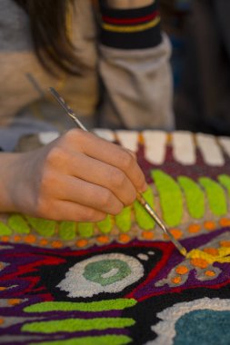 Sanatçı el. Keskin bir alet ile iş. Kağıttan yapılmış dekoratif heykel yürütülmesi.