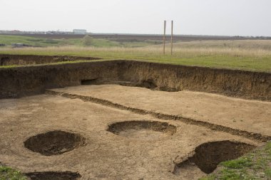İskit kazı mezar. İlkel insan yerleşim.
