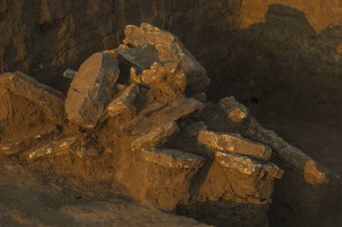  İskit kazı mezar. İlkel insan yerleşim.