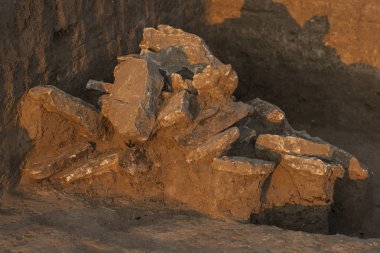  İskit kazı mezar. İlkel insan yerleşim.