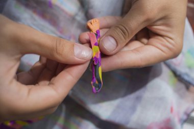 Öğrenciler modelleme sanatı öğretme. Hamuru heykeller. Bir kız bir bebek elleriyle kalıpları.