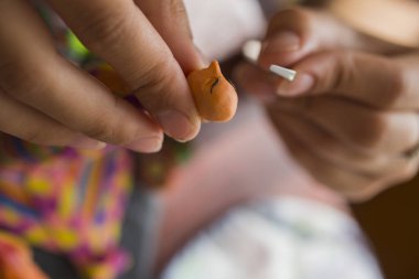 Öğrenciler modelleme sanatı öğretme. Hamuru heykeller. Bir kız bir bebek elleriyle kalıpları.