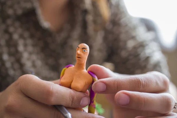 モデリングの美術の授業 粘土で作られた彫刻 少女は 彼女の手で人形を金型します — ストック写真