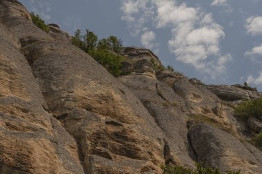 Manzara Bulgaristan. Koca Balkan Dağları. Madara binici veya Madara Süvari.