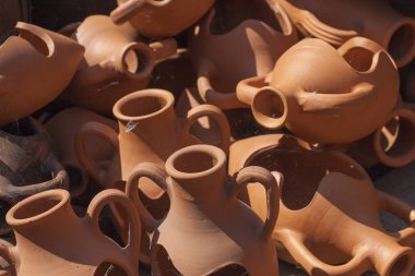 Oryantal Çarşısı yanı. Eski çömlek. Eski zamanlarda sergiler.