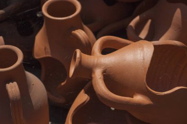 Oryantal Çarşısı yanı. Eski çömlek. Eski zamanlarda sergiler.