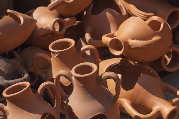 Oryantal Çarşısı yanı. Eski çömlek. Eski zamanlarda sergiler.