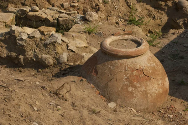 Kazı antik Yunan Medeniyeti. Şaraphane Byala antik kale içinde. Şarap depoları 5. yy.