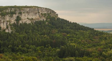 Avrupa'nın turistik yerler. Manzara Bulgaristan. Koca Balkan Dağları. Madara binici veya Madara süvari. Ulusal tarihi ve arkeolojik Rezerv 