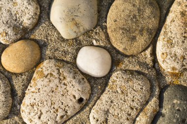 Açık ve koyu çakıl zemin deseni. Doğal malzememodern mozaik.