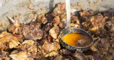 Kavurma bir Türk koyun eti tabağıdır. Et parçaları büyük bir kazanda pişirilir..