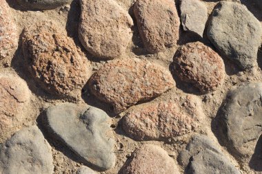 Renkli taşların arka planı. Yüzey doğal malzemelerle süslenmiş. Çok renkli çakıl taşlarının tabanında desen var..