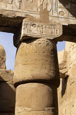 Karnak Tapınağı, Amun-Re kompleksi. Büyük Hypostyle Salonu. Sütunlarda ve duvarlarda kabartmalı hiyeroglifler. Luxor Valiliği, Mısır.
