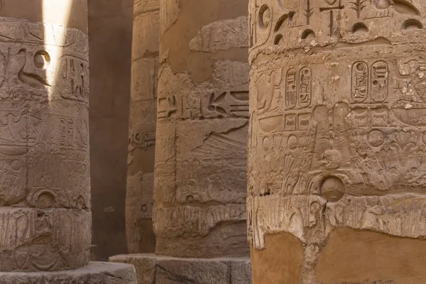 Chrám Karnaka Komplex Amun Razítkované Hieroglyfy Sloupcích Velký Sál Hypostylu — Stock fotografie