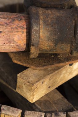 Sıkıcı, şarabı sıkmak için kullanılır. Moldova 'da şarap üretim teknolojisi. Şarap yapma geleneği. Eski üzüm işleme geleneği. Evi hasat et.