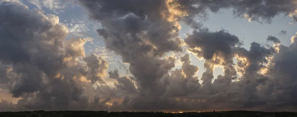 Bleierne Gewitterwolken Verhüllten Den Sonnenuntergang Kumuliforme Wolkenlandschaft Blauen Himmel Das — Stockfoto