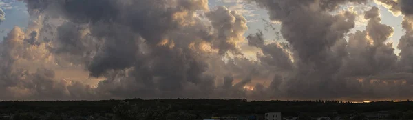 Leaden Nuvens Tempestade Cobriram Pôr Sol Nuvens Cumuliform Céu Azul — Fotografia de Stock