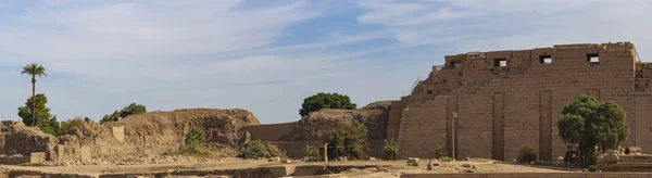 ルクソール県 エジプト カルナック神殿 アムンリの複合体 柱や壁に象形文字を埋め込み — ストック写真