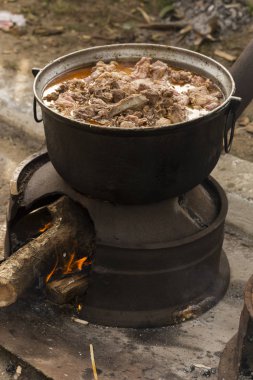 Kavurma bir Türk koyun eti tabağıdır. Et parçaları açık ateşin üzerinde büyük bir kazanda pişirilir..