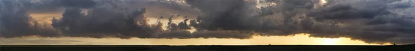 Leaden Stormmolnen Täckte Solnedgången Cumuliform Molnlandskap Blå Himmel Terrängen Södra — Stockfoto