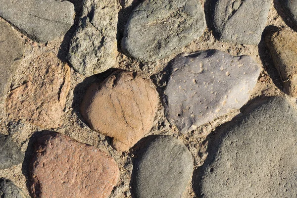 色石の背景 表面は天然素材で装飾されています 多色の小石の床に模様 — ストック写真