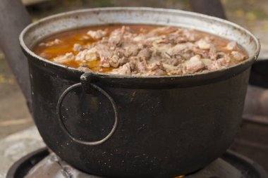 Kavurma bir Türk koyun eti tabağıdır. Et parçaları açık ateşin üzerinde büyük bir kazanda pişirilir..