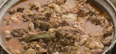 Kavurma bir Türk koyun eti tabağıdır. Et parçaları açık ateşin üzerinde büyük bir kazanda pişirilir..