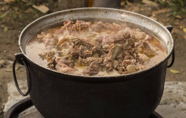 Kavurma bir Türk koyun eti tabağıdır. Et parçaları açık ateşin üzerinde büyük bir kazanda pişirilir..