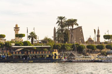 Luxor, Mısır, Karnak Tapınağı, Amun-Re kompleksi. Nil 'den antik şehir Thebes' in manzarası. Panoramik şehir, nehirden manzara.