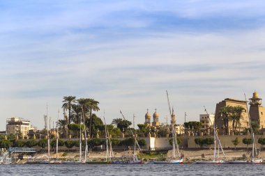 Luxor, Mısır, Karnak Tapınağı, Amun-Re kompleksi. Nil 'den antik şehir Thebes' in manzarası. Panoramik şehir, nehirden manzara.