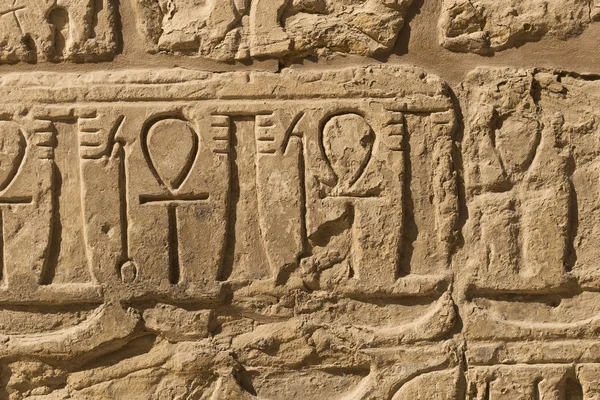 Karnak Tapınağı Amun Kompleksi Duvarlarda Kabartmalı Hiyeroglifler Var Luxor Valiliği — Stok fotoğraf