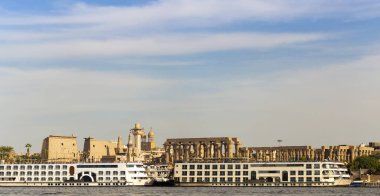 Luxor, Mısır, Karnak Tapınağı, Amun-Re kompleksi. Nil 'den antik şehir Thebes' in manzarası. Panoramik şehir, nehirden manzara.