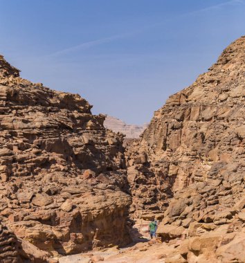 Renkli Kanyon, Sina yarımadasında bir kaya oluşumudur. Nuweiba, Mısır manzarası. Asya 'yı gezen turistler.