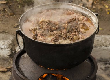 Kavurma bir Türk koyun eti tabağıdır. Et parçaları açık ateşin üzerinde büyük bir kazanda pişirilir..