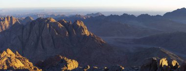 Mısır. Mount Sinai gündoğumu sabah. (Mount Horeb, Gabal Musa, Moses Mount). Hac yeri ve ünlü turistik hedef.