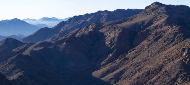 Mısır. Sabahın köründe Sina Dağı 'nda. Çünkü Allah gafurdur, rahîmdir (affı ve merhameti boldur). Hac yeri ve ünlü turistik mekan.