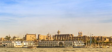 Luxor, Mısır, Karnak Tapınağı, Amun-Re kompleksi. Nil 'den antik şehir Thebes' in manzarası. Panoramik şehir, nehirden manzara.