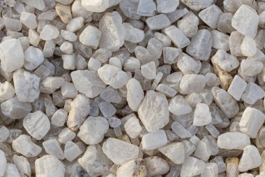 Kuvars sert, kristal bir mineraldir. Dış dekorasyon için beyaz şeffaf çakıl taşları.