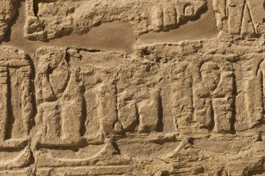Karnak Tapınağı, Amun-Re kompleksi. Duvarlarda kabartmalı hiyeroglifler var. Luxor Valiliği, Mısır. Ankh, eski bir Mısır hiyeroglif sembolüdür.