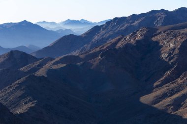 Mısır. Sabahın köründe Sina Dağı 'nda. Çünkü Allah gafurdur, rahîmdir (affı ve merhameti boldur). Hac yeri ve ünlü turistik mekan.