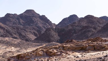 Mısır. Çöl ve Sina Yarımadası 'nın dağları. Kumlar, kum tepeleri, kayalar ve geçitler. Vaat edilmiş topraklar.