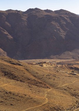Mısır. Bedevi köyü. Sabahın köründe Sina Dağı. Çünkü Allah gafurdur, rahîmdir (affı ve merhameti boldur). Hac yeri ve ünlü turistik mekan.