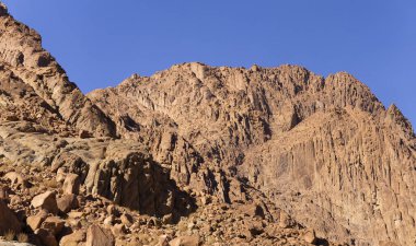 Mısır. Sabahın köründe Sina Dağı. Çünkü Allah gafurdur, rahîmdir (affı ve merhameti boldur). Hac yeri ve ünlü turistik mekan.