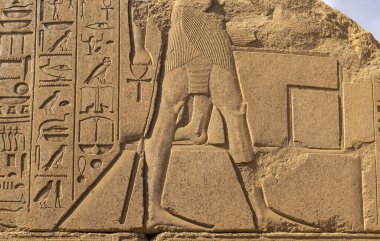 Luxor Valiliği, Mısır, Karnak Tapınağı, Amun-Re kompleksi. Sütunlarda ve duvarlarda kabartmalı hiyeroglifler. 