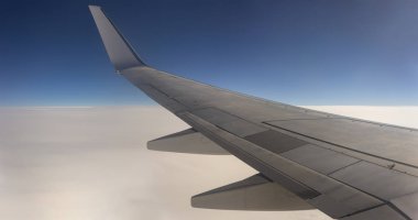 Uçağın kanadından Dünya 'nın görüntüsü. Stratosfer, bulutlar, uzay, aydınlatma cihazından görebilirsiniz..