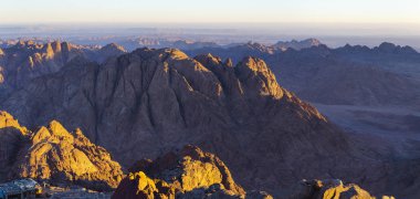Mısır. Sabahın köründe Sina Dağı. Bedevi köyü. Çünkü Allah gafurdur, rahîmdir (affı ve merhameti boldur). Hac yeri ve ünlü turistik mekan.