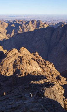Sina Dağı, Qesm Sharm Ash Şeyh, Güney Sina Valiliği. Mısır. Hacılar kutsal dağda şafakla tanışır. (Horeb Dağı, Gabal Musa, Moses Dağı)).