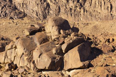 Mısır. Sabahın köründe Sina Dağı. Çünkü Allah gafurdur, rahîmdir (affı ve merhameti boldur). Hac yeri ve ünlü turistik mekan.